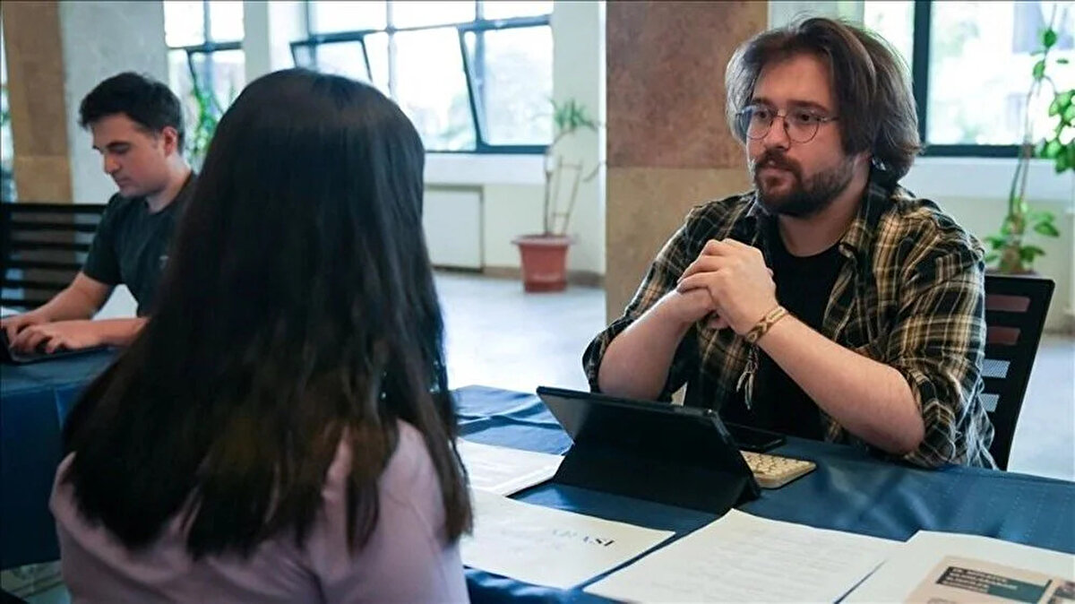 Tercih yaparken nelere dikkat edilmeli?<br><br>Üniversitelerin taban puanları ve başarı sıralamaları mutlaka kontrol edilmeli.<br><br>Programların kontenjan durumu ve özel koşulları incelenmeli.<br><br>Hatalı veya eksik tercih yapmamak için rehber öğretmen ya da uzman danışman desteği alınmalı.