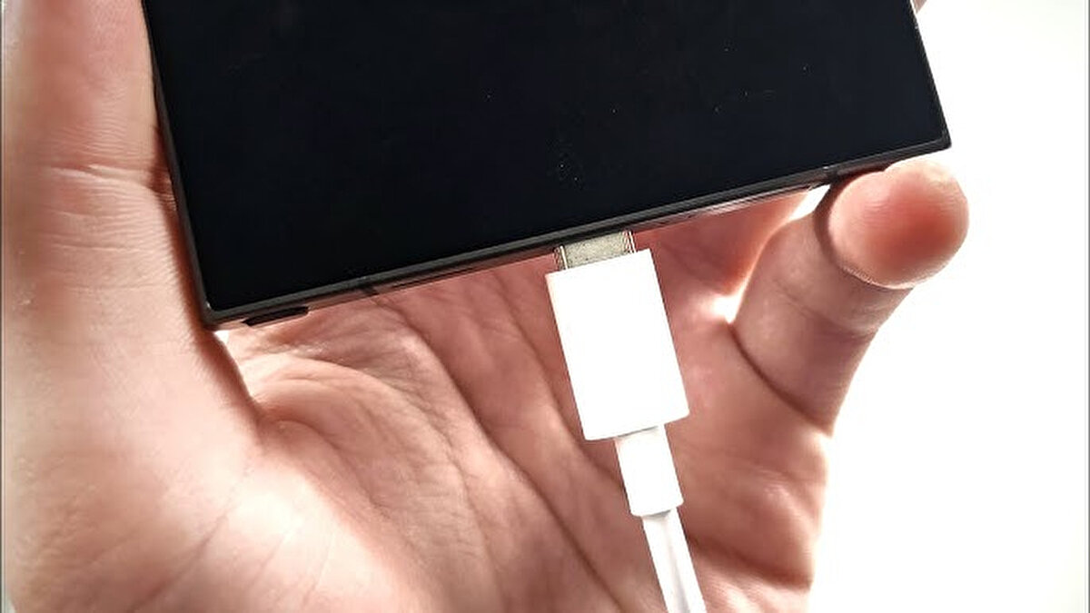 3. Telefonu sürekli şarja takmak<br>Gün içinde şarjı tam olarak bitmeden defalarca şarja takmak, batarya döngüsünü artırır ve pil ömrünü kısaltır. Telefonunuzu sadece düşük pil uyarısı verdiğinde şarja takmak, daha sağlıklı bir kullanım sunar.