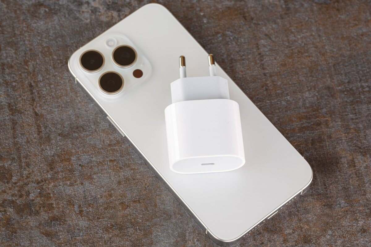 1. Ucuz ve orijinal olmayan şarj aletlerini kullanmak<br>Piyasada uygun fiyatlı çok sayıda sahte şarj cihazı bulunuyor. Bu cihazlar, telefonun bataryasına zarar vererek hem şarj süresini uzatıyor hem de pil sağlığını uzun vadede olumsuz etkiliyor. Bu nedenle mutlaka orijinal ya da lisanslı aksesuarlar kullanılmalı.