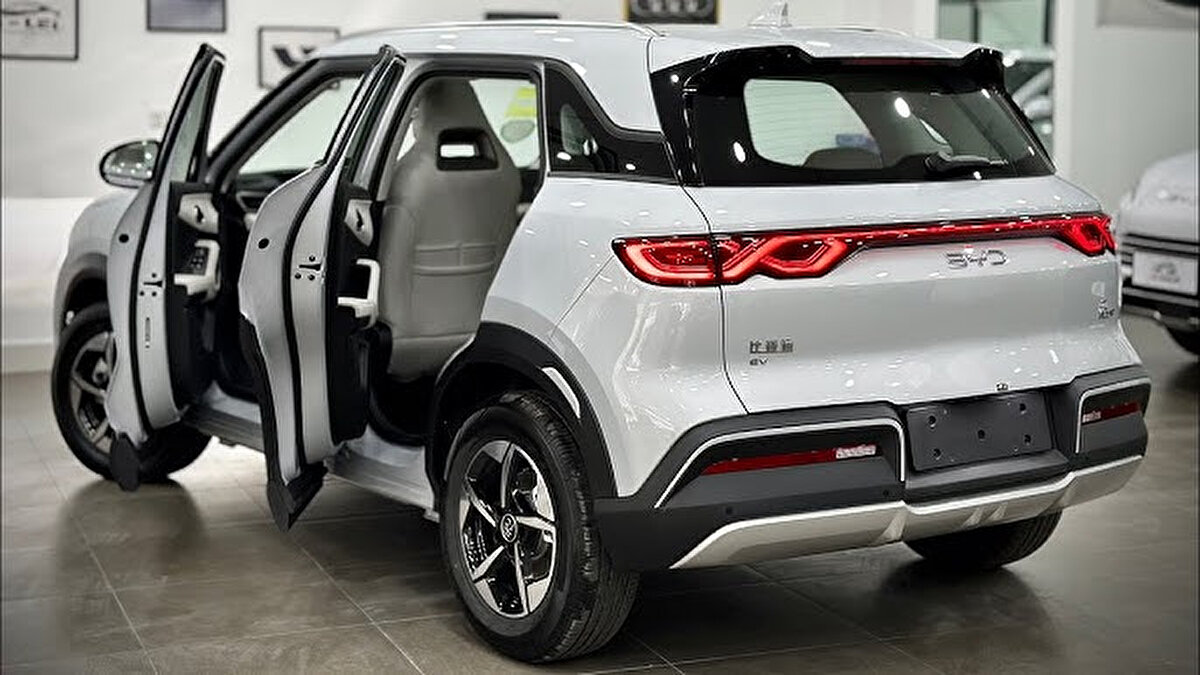 Elektrikli araç pazarında dengeleri değiştirecek hamle Çin merkezli otomobil üreticisi BYD'den geldi. Marka, Yuan Up adlı SUV modelinin daha uygun fiyatlı yeni versiyonunu tanıttı. Giriş seviyesindeki modele göre %25 daha ucuz olan bu yeni varyant, sadece 10.400 dolar (yaklaşık 422 bin TL) fiyat etiketine sahip.