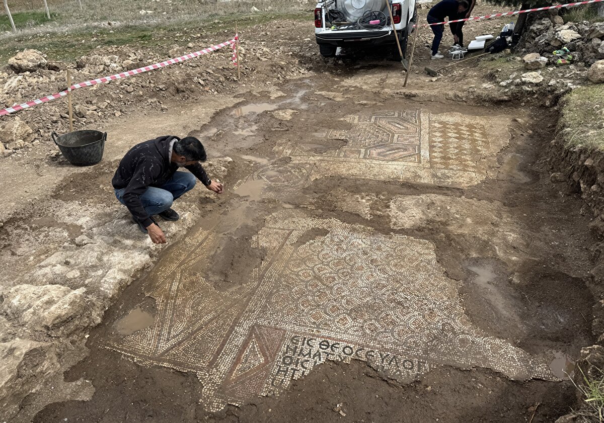 Mozaikte yapılan incelemede içerisinde haç motifi olan "Davud Yıldızı" sembolü ve eski Grekçe (eski Yunanca) ile yazılmış 6 satır yazı tespit edildi.