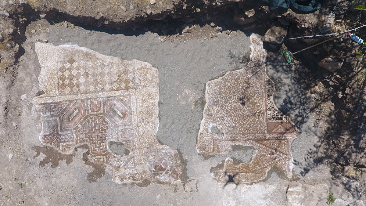 "Bilinen kanının aksine"<br><br>Gizligöl, yazıtların altı satırdan oluştuğunu ancak büyük kısmının tahrip olduğunu dile getirerek, sözleri şöyle sürdürdü:<br><br>"En dikkat çekici unsur Davud Yıldızı içindeki haç motifi ve altı satırlık Grekçe yazıt. Yazıtlar şu an okunamıyor ancak çalışmalarımız sürüyor. Okuma tamamlandığında kamuoyuyla paylaşacağız. Mozaik bize Roma İmparatorluğu'nun Fırat'ın doğusuna çok fazla geçmediği yönündeki genel kanının aksine, bu bölgede uzun süreli faaliyetlerde bulunduğunu ve kalıcı eserler bıraktığını göstermekte. Bu mozaik, Diyarbakır'da yerinde bulunmuş ikinci mozaik olması bakımından ayrı bir öneme sahip. İlki, Çınar ilçesine bağlı Özgider Mahallesi'nde bulunmuştu."