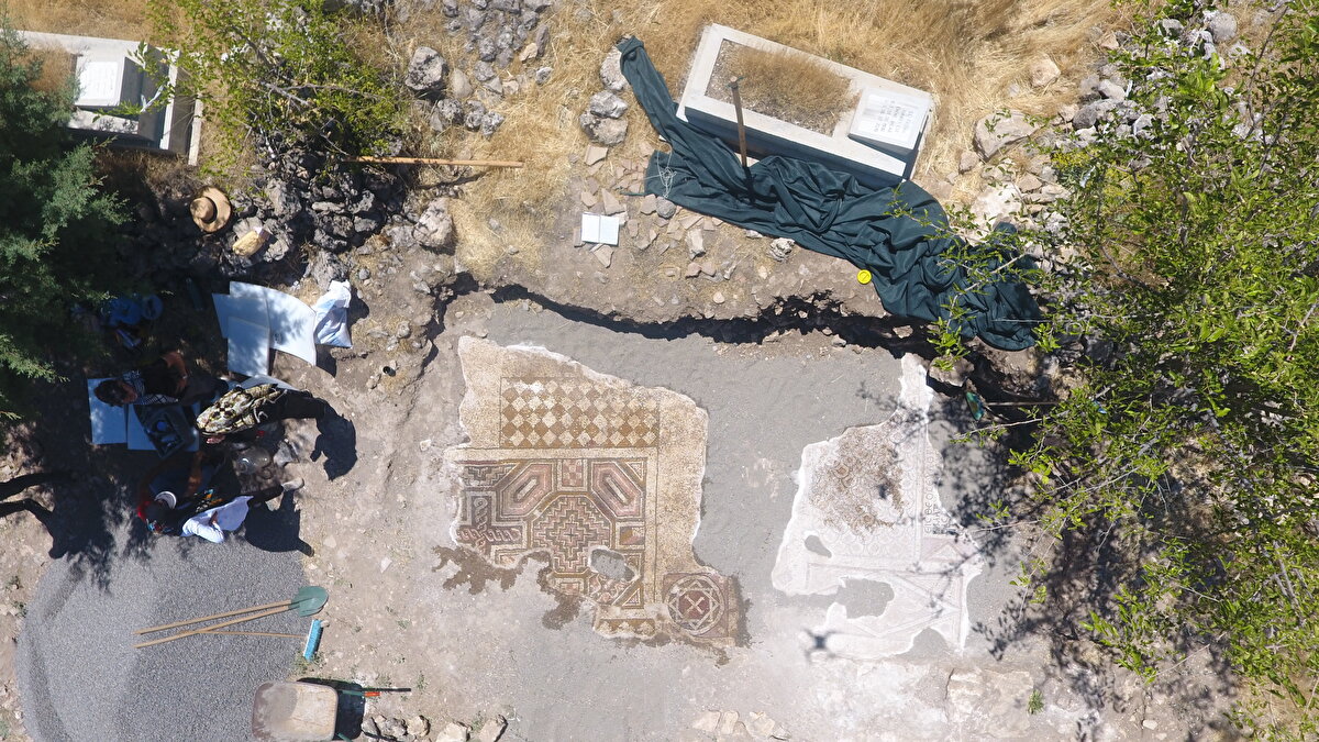 Gizligöl, kazıda iki bölümden oluşan ve motifleri birbirinden farklı 35 metrekarelik mozaiği ortaya çıkardıklarını belirtti.<br><br>"Mozaiğin yaklaşık yüzde 70'i korunmuş durumda, yüzde 30'u ise günümüze ulaşmamış." diyen Gizligöl, mozaikteki tespitlerine ilişkin şunları kaydetti:<br><br>"Birinci bölümde, ortada sekizgen bir ana figür, çevresinde eşkenar dörtgenlerden oluşan geometrik desenler yer alıyor. Bu figürün doğusunda büyük bir haç motifi, batısında ise sarı, kahverengi ve beyaz tonların kullanıldığı motifler görülüyor. Güneybatısında damla motifleri, hemen yanında büyük bir eşkenar dörtgen ve onun yanında dikdörtgen bir friz içerisine yerleştirilmiş Grekçe yazıtlar tespit ettik."