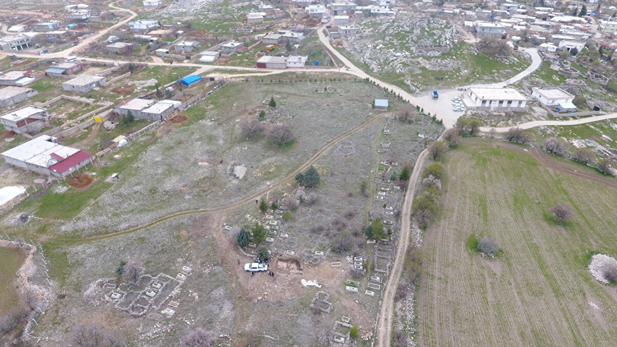 Gizligöl, bunlardan birinin de Özbilek Mahallesi'nde ortaya çıkarılan mozaikle ilgili kazı olduğunu ifade ederek, şöyle dedi:<br><br>"Mezarlıkta defin için kazı yapıldığı sırada mozaiğe denk gelindiği ihbarı üzerine bölgeye gittik. Buluntunun Roma Dönemi'ne ait bir mozaik olduğu anlaşıldı. Çevrede yaptığımız gözlemler sonucu ise alanın tescilli bir yer olduğunu belirledik. Gerekli izinlerin alınmasının ardından arkeolog, sanat tarihçisi, restoratör ve işçilerle yaklaşık üç hafta süren bir kurtarma kazısı yürüttük."