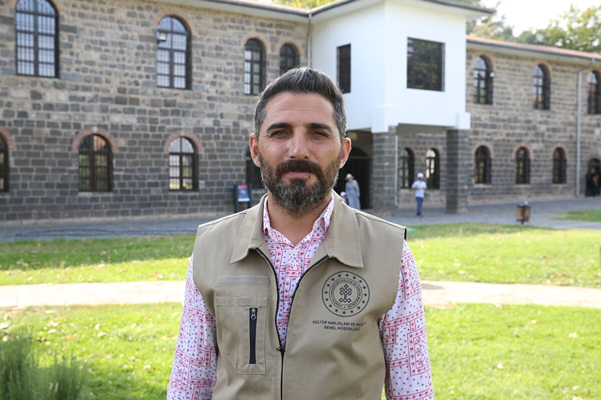 "Bu alanı gelecek nesillere miras bırakmak istiyoruz"<br><br>Kazının ilk aşamasının kurtarma, ikinci aşamasının ise yerinde koruma çalışmaları olduğunu belirten Gizligöl, kurtarma kazısının ardından gerekli izinler alınarak alanın tekrar toprakla kapatıldığını kaydetti.<br><br>"Bu alanı gelecek nesillere miras bırakmak istiyoruz. Burası büyük bir antik kent ve gelecekte daha kapsamlı bilimsel kazılarla yeni mozaiklere ulaşılabileceğini düşünüyoruz ancak alan köylüler tarafından mezarlık olarak kullanıldığından, burada defin yapılmaması için yeni bir mezarlık alanının tahsis edilmesi gerekiyor." diyen Gizligöl, mozaikli alanın Diyarbakır merkeze 66 kilometre uzaklıkta olduğunu, antik dönemde bir çayın kenarına kurulduğunu belirtti.<br><br>Gizligöl, "Günümüzde akmasa da o dönemde çayın etrafında bir Roma köyü, muhtemelen villalar bulunuyordu. Bahsettiğimiz mozaikler de bu yapılardan birine ait. Alandaki kazı ve koruma çalışmalarını tamamladık." dedi.