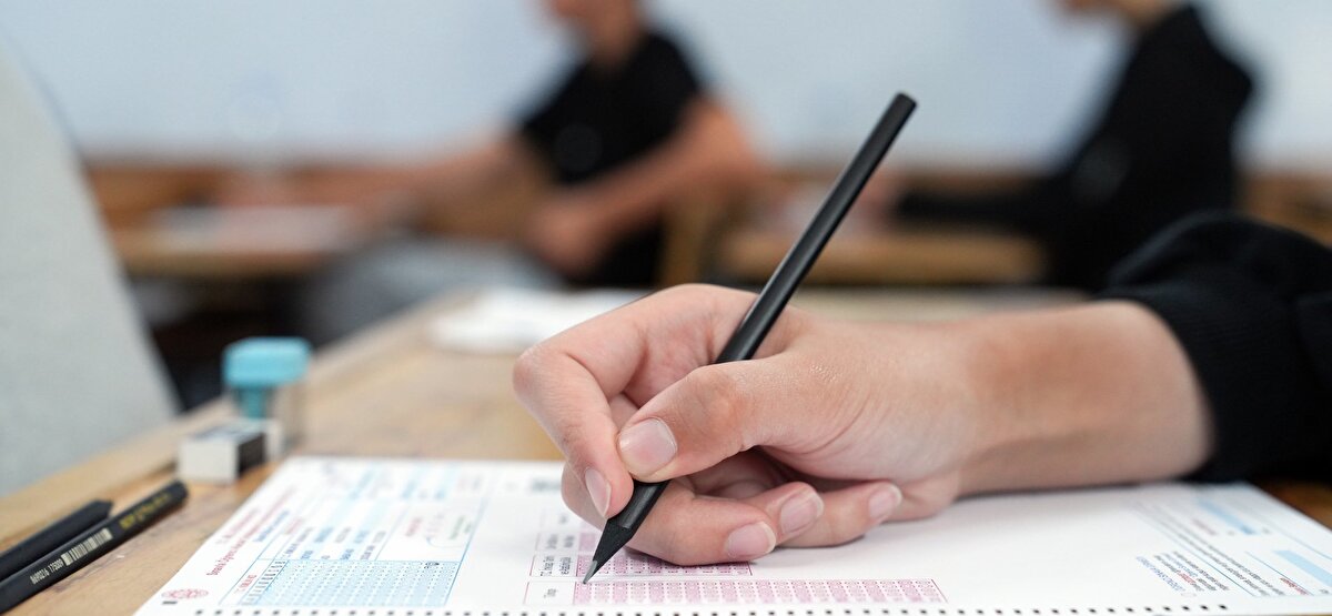 Nakil başvurusu nasıl yapılır?<br><br>Nakil sürecinde öğrenciler, istedikleri okulu kontenjan durumu fark etmeksizin tercih edebilecek. Başvurular, öğrencilerin öğrenim gördüğü ortaokul veya imam hatip ortaokulu müdürlüklerinden yapılacak.