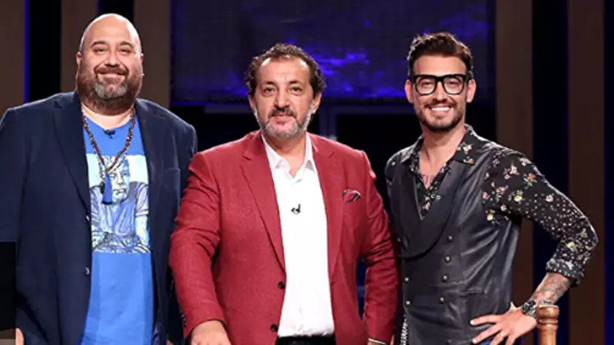 TV8 ekranlarının fenomen yarışması MasterChef Türkiye, 2025 sezonu için ana kadrosunu tamamladı. Yarışmaya katılan onlarca yetenekli aday arasında kıyasıya bir mücadele yaşandı ve sonunda ana kadroda yer alacak 20 yarışmacı belirlendi. 2 Ağustos 2025 tarihinde seçilen son yarışmacı ile birlikte MasterChef ana kadro resmen şekillendi. Bu yıl da Mehmet Yalçınkaya, Danilo Zanna ve Somer Sivrioğlu’nun jüri koltuğunda oturduğu yarışmada, izleyiciyi ekran başına kilitleyecek güçlü bir ekip oluşturuldu. Peki MasterChef 20. yarışmacı kim oldu? İşte MasterChef Türkiye 2025 sezonu ana kadrosunda yer alan isimler ve merak edilen detaylar...