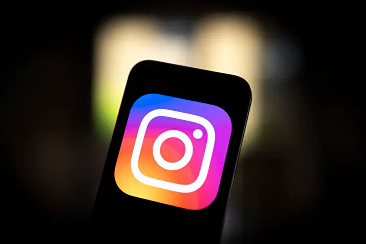 Instagram, canlı yayın özelliğiyle ilgili köklü bir değişiklik yapmaya hazırlanıyor. Şimdiye dek tüm kullanıcıların erişimine açık olan canlı yayın seçeneği artık belirli bir takipçi sınırına tabi olacak. Şirketin bazı kullanıcılara gönderdiği bildirimlere göre, Instagram’da canlı yayın açabilmek için en az 1000 takipçiye sahip olmak gerekecek.
