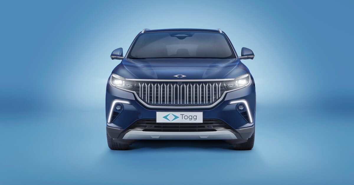 Togg uzun süre sonra fiyatlarına artış yaptı. Togg fiyatları 1 milyon 862 bin liradan başlayıp 2 milyon 363 bin liraya kadar yükseliyor. Ekstra donanım paketlerinin eklenmesiyle birlikte fiyatlar daha da artıyor.<br><br>Yüzde 25 Özel Tüketim Vergisi dilimine giren Togg'lar yeni fiyatlardan satışa sunuldu.