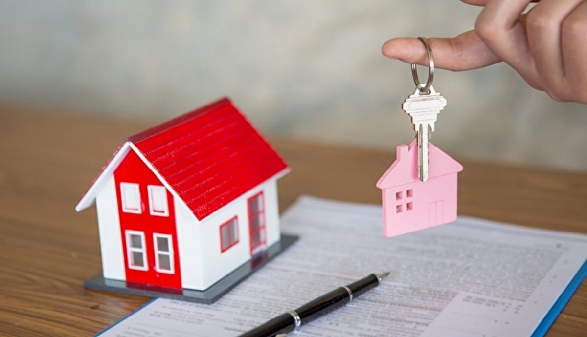 Artan konut fiyatları ve yükselen kredi maliyetleri nedeniyle ev almak isteyenler, bankaların konut kredisi faiz oranlarını karşılaştırmaya başladı. Merkez Bankası’nın politika faizi kararları da kredi piyasasını yakından etkilerken, bankalar farklı faiz ve vade seçenekleriyle müşterilere çeşitli alternatifler sunuyor. İlk evini alacak vatandaşlar ile yatırım amaçlı konut arayanlar, en uygun faizli konut kredisi arayışına girmiş durumda. İşte, Ağustos 2025 itibarıyla bankaların güncel konut kredisi kampanyaları...