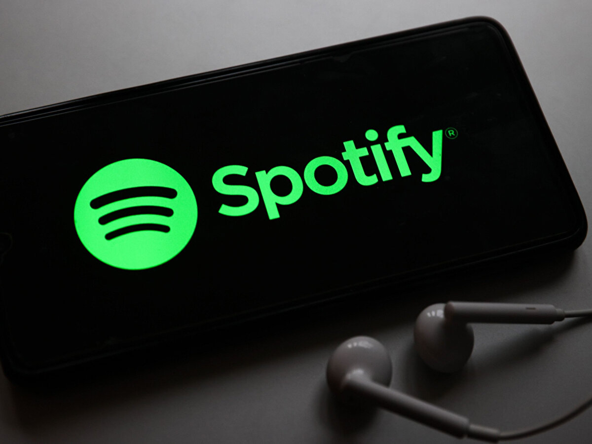Spotify hisselerinde yükseliş<br><br>Zam haberinin ardından Spotify hisseleri piyasa öncesi işlemlerde yaklaşık yüzde 3 oranında değer kazandı. 2025 yılı başından bu yana hisselerdeki toplam artış oranı ise yüzde 40’a ulaştı. Bu yükseliş, yatırımcıların fiyat artışını olumlu karşıladığını gösteriyor.