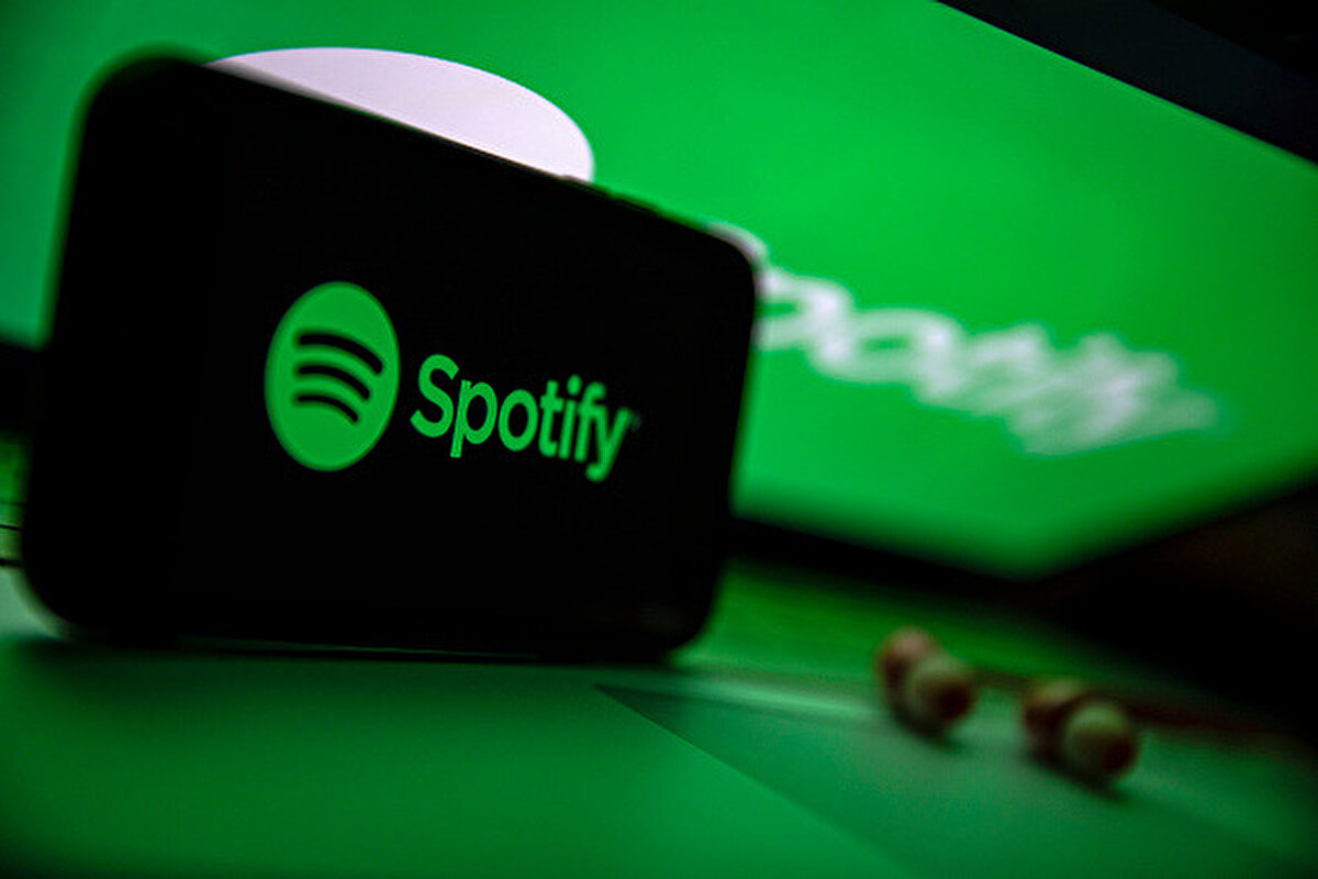 Spotify Eylül’de fiyat artışına gidiyor: Hangi ülkelerde geçerli olacak?<br><br>Dijital müzik platformu Spotify, Eylül 2025 itibarıyla birçok pazarda Premium bireysel abonelik fiyatına zam yapacağını açıkladı. İsveç merkezli yayın devinden yapılan açıklamada, fiyat artışının Güney Asya, Orta Doğu, Afrika, Avrupa, Latin Amerika ve Asya-Pasifik bölgelerinde uygulanacağı belirtildi.