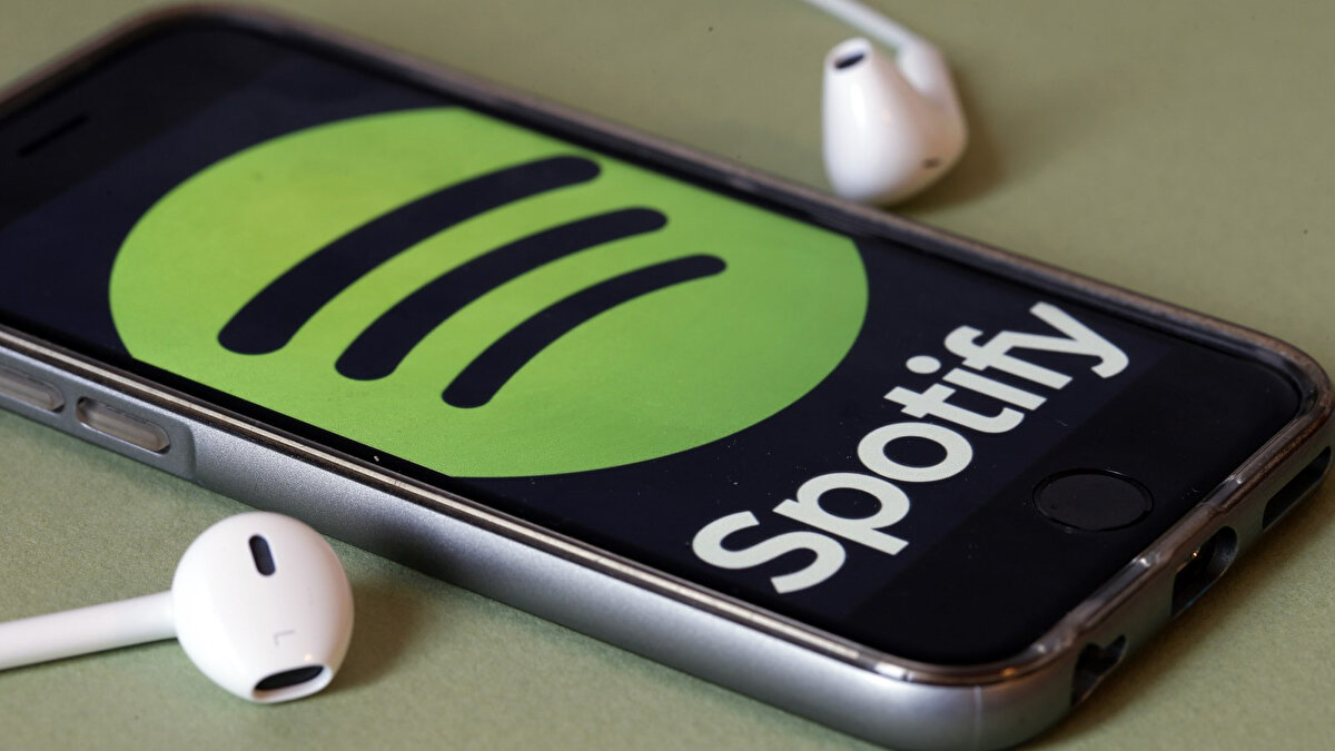 Yeni Spotify Premium fiyatı ne kadar olacak?<br><br>Spotify’ın mevcut Premium bireysel aboneliği 10,99 Euro olarak fiyatlandırılıyordu. Yapılacak güncellemeyle birlikte bu ücret 1 Euro artarak 11,99 Euro’ya (yaklaşık 13,86 dolar) yükselecek. Zam kararı, platformun gelirlerini artırmayı ve içerik yatırımlarını sürdürebilir kılmayı hedefliyor.