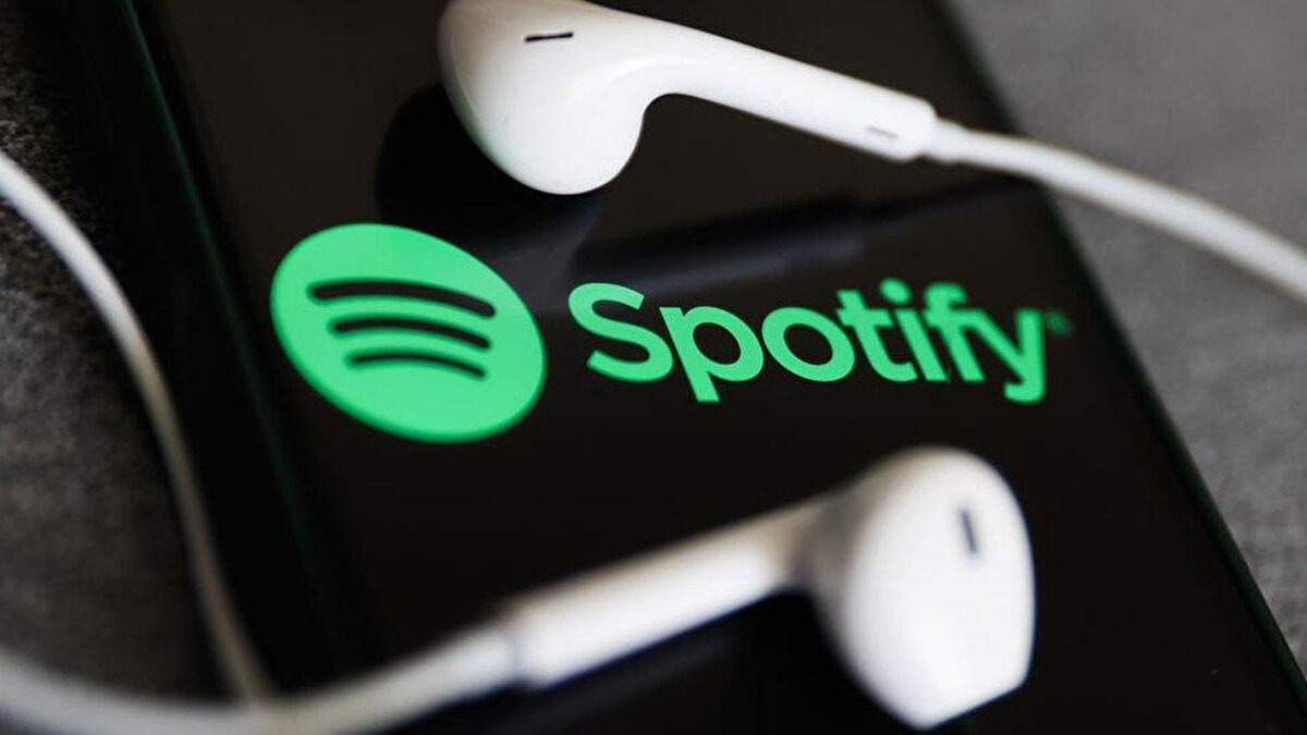 Spotify Türkiye fiyatlarına zam gelecek mi?<br><br>Spotify’ın resmi açıklamasında Türkiye özelinde bir bilgi yer almasa da Avrupa bölgesinin kapsanması, Türkiye’deki abonelik ücretlerinin de zamdan etkilenebileceği ihtimalini gündeme getiriyor. Konuya ilişkin güncel gelişmeler geldikçe haberimiz güncellenecektir.