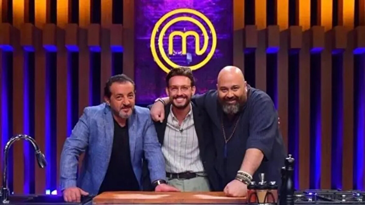 MASTERCHEF YEDEKLERDEN KİM KAZANDI?<br><br>MasterChef Türkiye'de 2025 sezonunun ana kadrosu netleşmeye devam ederken, yedek yarışmacıların performansları da büyük ilgi görüyor. Eleme turlarında öne çıkan ve yedek listesine alınan yarışmacılar, bir kez daha mutfakta hünerlerini sergileyerek jüriden geçer not almaya çalıştı. Son bölümde yaşanan kıyasıya rekabetin ardından, 4. grup yarışmalarında yedeklerden ana kadroya giren isimler belli oldu.