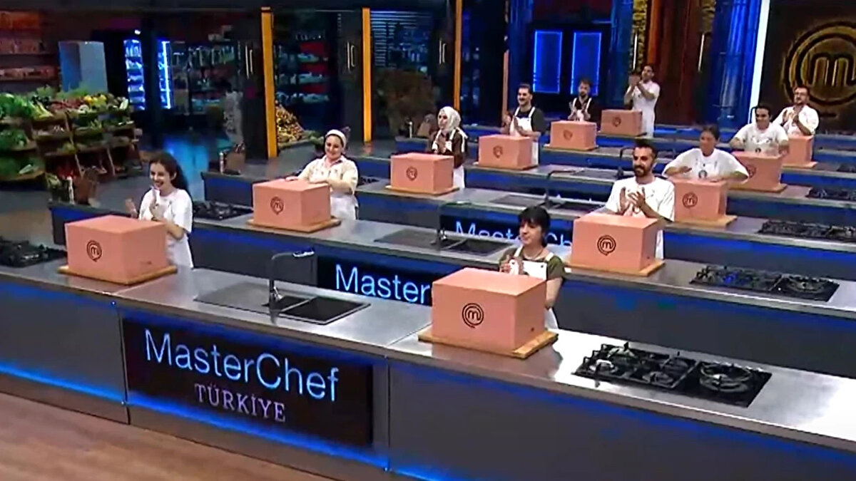 MASTERCHEF 2025 4. GRUP YEDEKLERİNDEN ANA KADROYA GİREN İSİMLER<br><br>3 Ağustos 2025 tarihli MasterChef Türkiye bölümünde 4. grup yedek yarışmacılarının mücadelesi ekranlara damga vurdu. Bu etapta önlüğü alarak ana kadroya girmeyi başaran yarışmacılar şu şekilde sıralandı:<br><br>Mert<br><br>Ali İhsan<br><br>Edanur<br><br>Aslı<br><br>Bu dört isim, sergiledikleri güçlü sunum ve lezzetli tabaklarla şeflerin beğenisini kazanarak MasterChef 2025 ana kadrosuna dahil olmayı başardı.