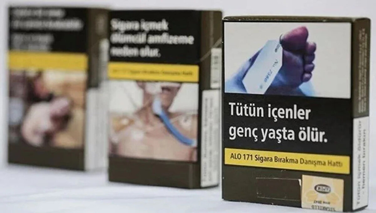 SİGARA ZAMMI 2025 SON DAKİKA: FİYATLAR GÜNCELLENDİ<br><br>4 Ağustos 2025 itibarıyla bir sigara grubunun ürünlerine zam yapıldı. Söz konusu fiyat artışı, bayilere gönderilen yeni listeyle birlikte uygulamaya alındı.<br><br>Yeni zam sonrası hem en ucuz hem de en pahalı sigaraların fiyatı değişti. En çok tercih edilen markalarda yaşanan bu artış, tütün kullanıcıları tarafından yakından takip ediliyor.