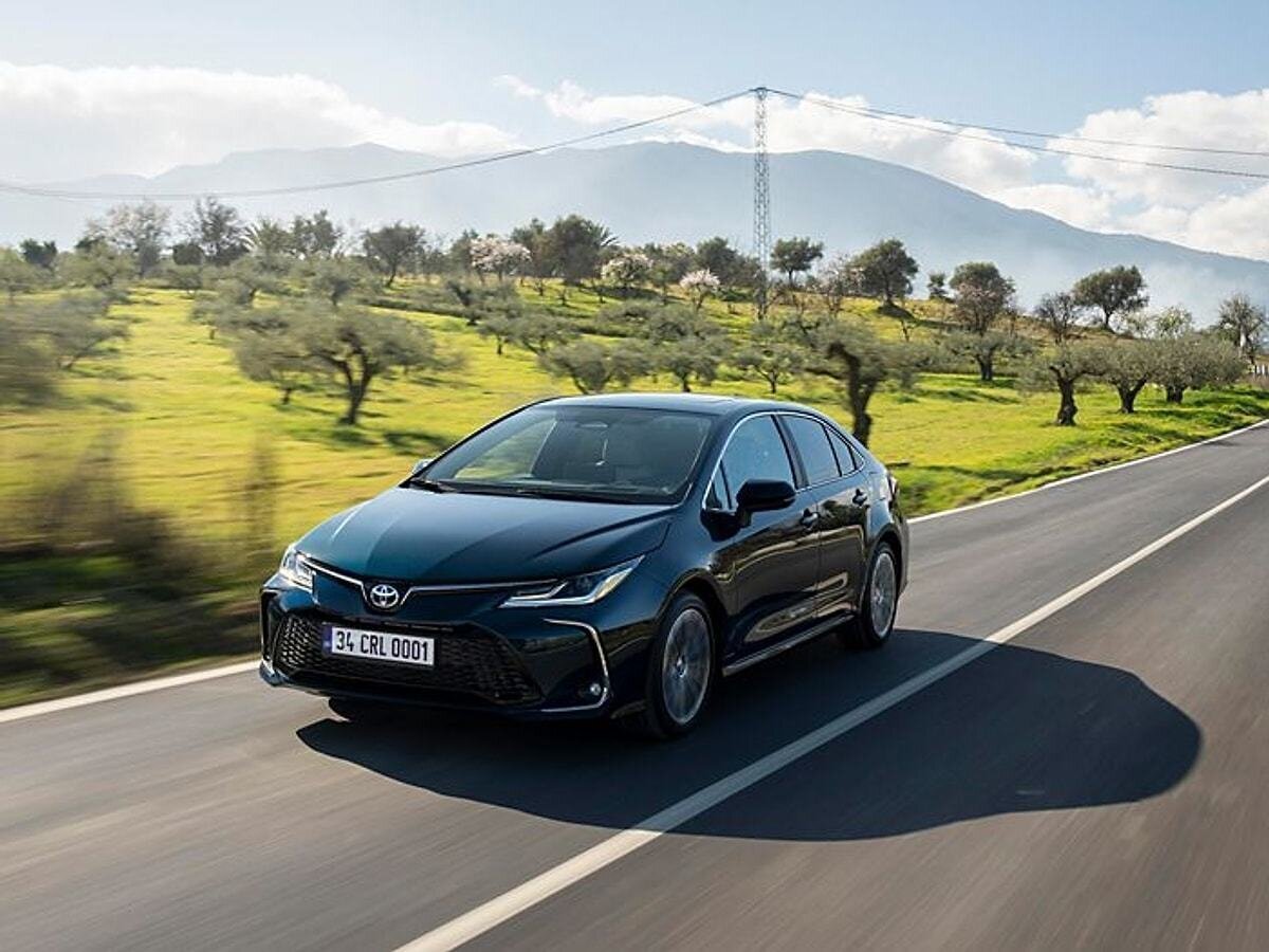Toyota Yenilenen Corolla Hybrid Fiyat Listesi Mayıs 2025  <br><br>1.8 Hybrid Dream e-CVT 2.158.500 TL  1.8 Hybrid Dream-X-Pack e-CVT 2.144.500 TLL  1.8 Hybrid Flame X-Pack e-CVT 2.154.000 TL  1.8 Hybrid Passion X-Pack e-CVT 2.163.500 TL  (Tavsiye Edilen Hybrid'e Özel ÖTV Oranı ile Fiyatlar)<br>