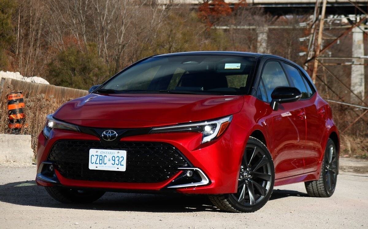 Toyota Corolla Hatchback Hybrid Fiyat Listesi Mayıs 2025  <br><br>1.8 Hybrid Flame e-CVT 1.856.500 TL  1.8 Hybrid Passion X-Pack  e-CVT 2.126.000 TLü<br>1.8 Hybrid GR SPORT e-CVT** 2.126.000 TL  (Tavsiye Edilen Ağustos Ayına Özel Sınırlı Sayıda Kampanyalı Fiyatlar)<br>