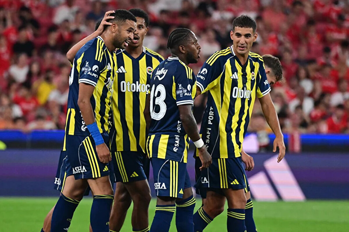 Sarı lacivertliler, sol beke Archie Brown ve sağ beke Nelson Semedo takviyesini yaptı.