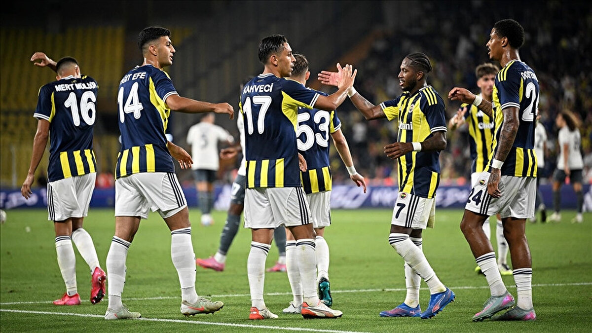 Fenerbahçe, Feyenoord'u elemesi halinde play-off turuna yükselecek. Muhtemel rakip ise bugün çekilecek kurada belli olacak. Fenerbahçe için iki ihtimal bulunuyor. Sarı lacivertliler, Benfica - Nice ya da Club Brugge - Salrzburg eşleşmesinin galibiyle karşılaşacak.<br>