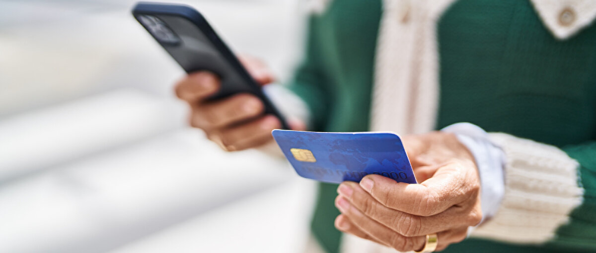 IBAN Açıklama Zorunluluğu Nedir?<br><br>Hazine ve Maliye Bakanlığı, kayıt dışı ekonomi ve yasa dışı finans hareketlerini önlemek amacıyla yeni bir uygulamayı devreye alıyor. 1 Ocak 2026 tarihinden itibaren IBAN’a yapılan 200 bin TL ve üzeri para transferlerinde açıklama yazmak zorunlu olacak. Bu açıklamanın en az 20 karakter uzunluğunda olması ve işlemin amacı hakkında bilgi içermesi gerekecek.