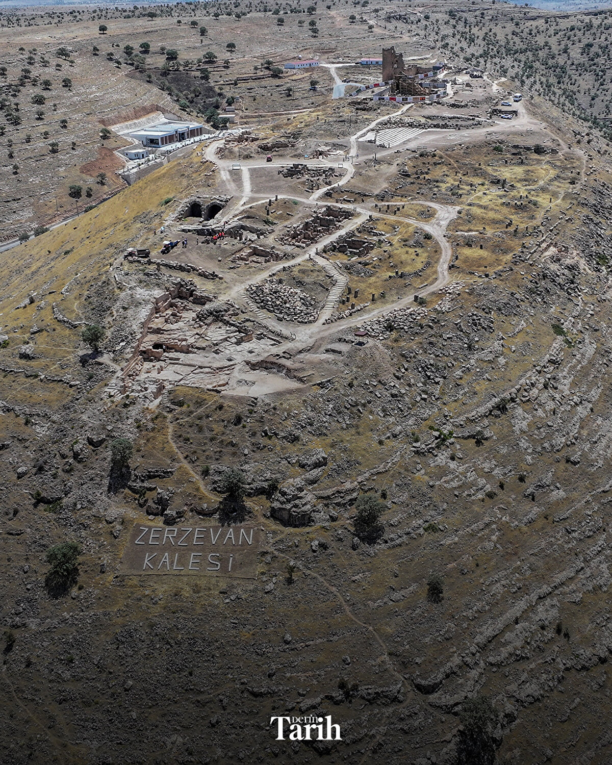 Kültür ve Turizm Bakanlığı, Valilik, Çınar Kaymakamlığı, Diyarbakır Büyükşehir Belediyesi, Diyarbakır Müzesi Müdürlüğü, Dicle Üniversitesi, Karacadağ Kalkınma Ajansı, GAP Bölge Kalkınma İdaresi Başkanlığı, Türkiye İş Kurumu, Safir Tuz'un katkılarıyla 2014 yılında başlatılan kazılar yıl boyu devam ediyor.