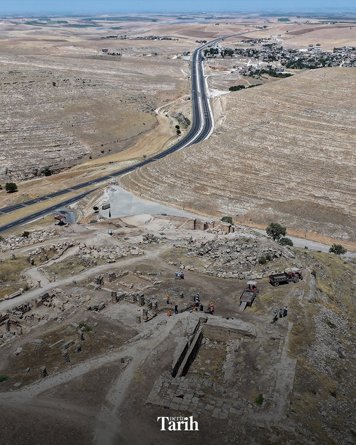 Coşkun, şunları söyledi:<br><br>"Su, bu borular sayesinde yüksek seviyelere basınçla çıkartılıyor. Bu şekilde su bütün alana dağıtılıyor. Tonozlu sarnıçta küçük bir şelale sistemi oluşturulmuş, daha sonra ise kanala bağlantı kurulmuş. Hem de künk sistemi kullanılarak suyun basınçla yukarı seviyelere çıkartılıp diğer alanlara dağıtımı sağlanmış."