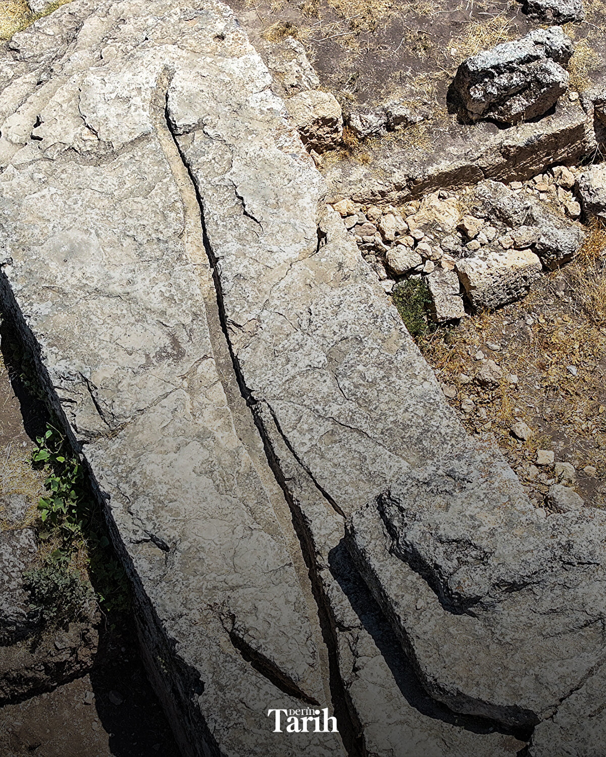 Kale ve çevresindeki 1000 dönüm alanda bugüne kadar 15 metre yüksekliğinde ve 1200 metre uzunluğunda sur kalıntısı, 21 metre yüksekliğinde gözetleme ve savunma kulesi, kilise, yönetim binası, konutlar, tahıl ve silah depoları, kaya mezarları, su kanalları ile 63 su sarnıcı, yer altı kilisesi, 400 kişilik yer altı sığınağı, konutlar ve gizli geçitler, milattan sonra 4. yüzyılda Hristiyanlığın benimsenmesiyle önemini kaybeden, dönemin Mithras dinine ait yer altı tapınağı ve Mithras Tapınağı'na gizli dini tören ve ayinler için gelen davetlilerin konakladığı alan ile birçok esere ulaşıldı.