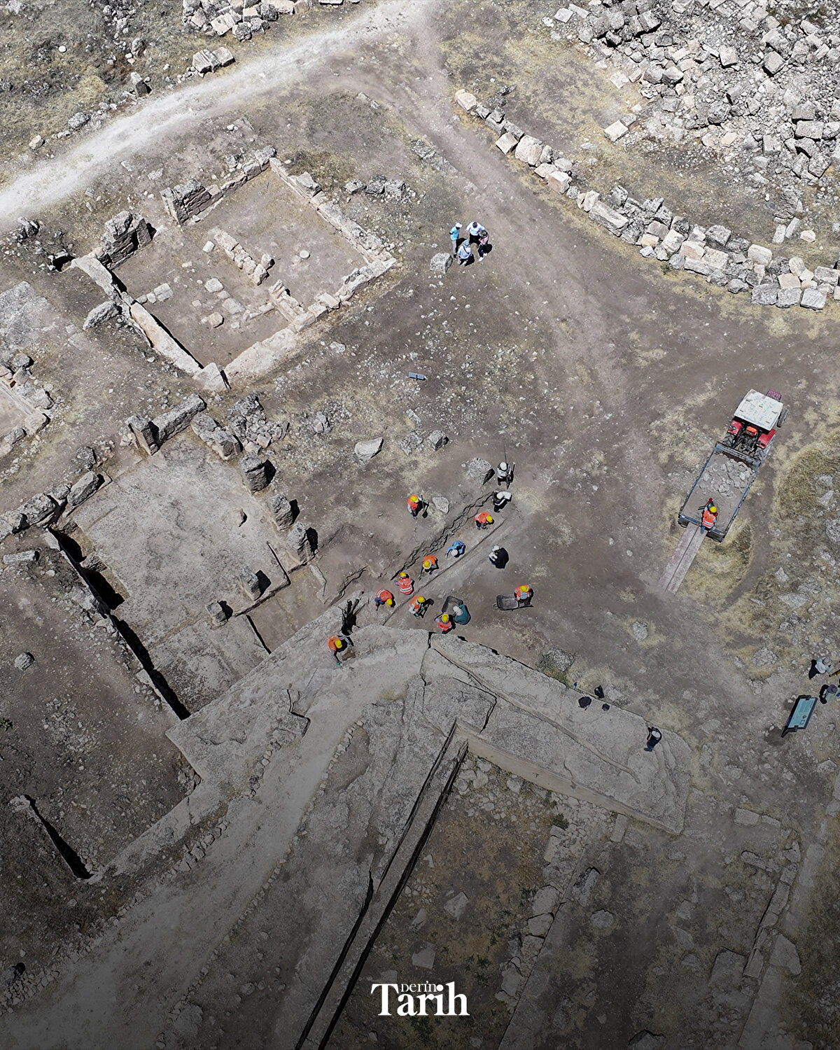 Ortaya çıkardıkları su dağıtım sisteminde künk (Pişmiş topraktan yapılmış su borusu) kalıntısı da bulduklarını anlatan Coşkun, kalede basınç sisteminin o dönem kullanıldığını göstermesi açısından bunun önemli olduğunu ifade etti.