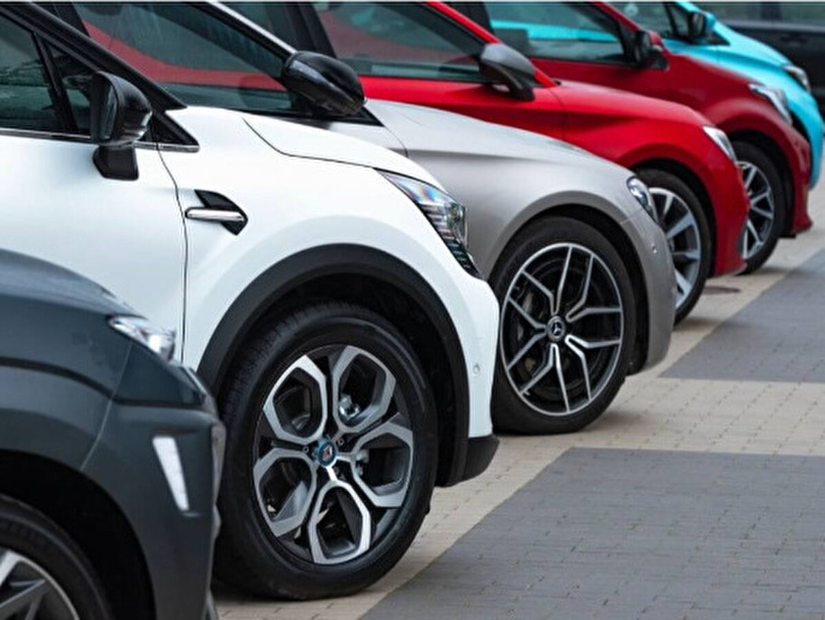 Türkiye otomotiv pazarında yaz ayları hareketli geçmeye devam ediyor. ODMD’nin açıkladığı Temmuz 2025 verilerine göre, otomobil satışlarında yükseliş sürerken bazı markalar hızlı çıkışlar yakaladı, bazıları ise düşüş yaşadı. Renault, Temmuz ayında da liderliğini sürdürürken, elektrikli araç üreticileri Tesla ve BYD satış grafiklerinde adeta sıçrama yaptı. Fiat ve Volkswagen gibi köklü markalarda ise dikkat çeken gerilemeler gözlendi. Peki 2025 Temmuz ayında Türkiye'de en çok satan araçlar hangileri oldu?