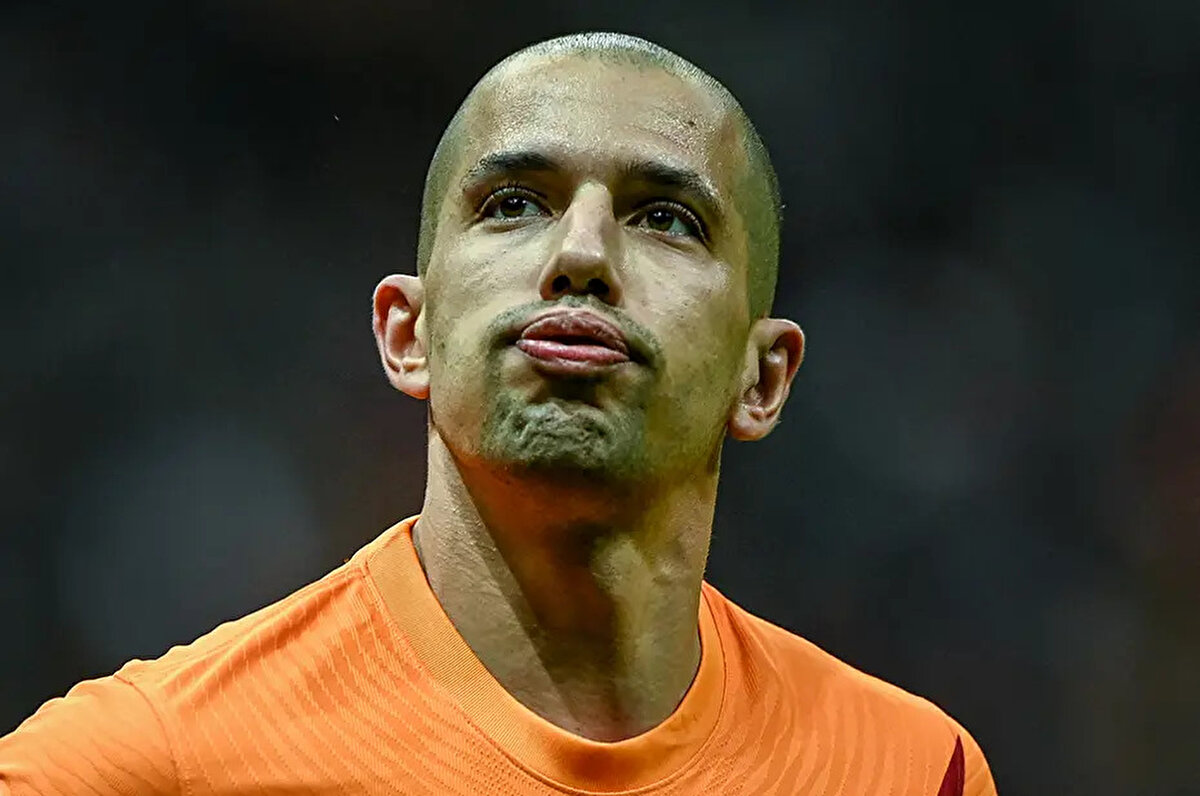 Daha sonra kulüpsüz kalan deneyimli futbolcu 1 seneyi boşta geçirdi.