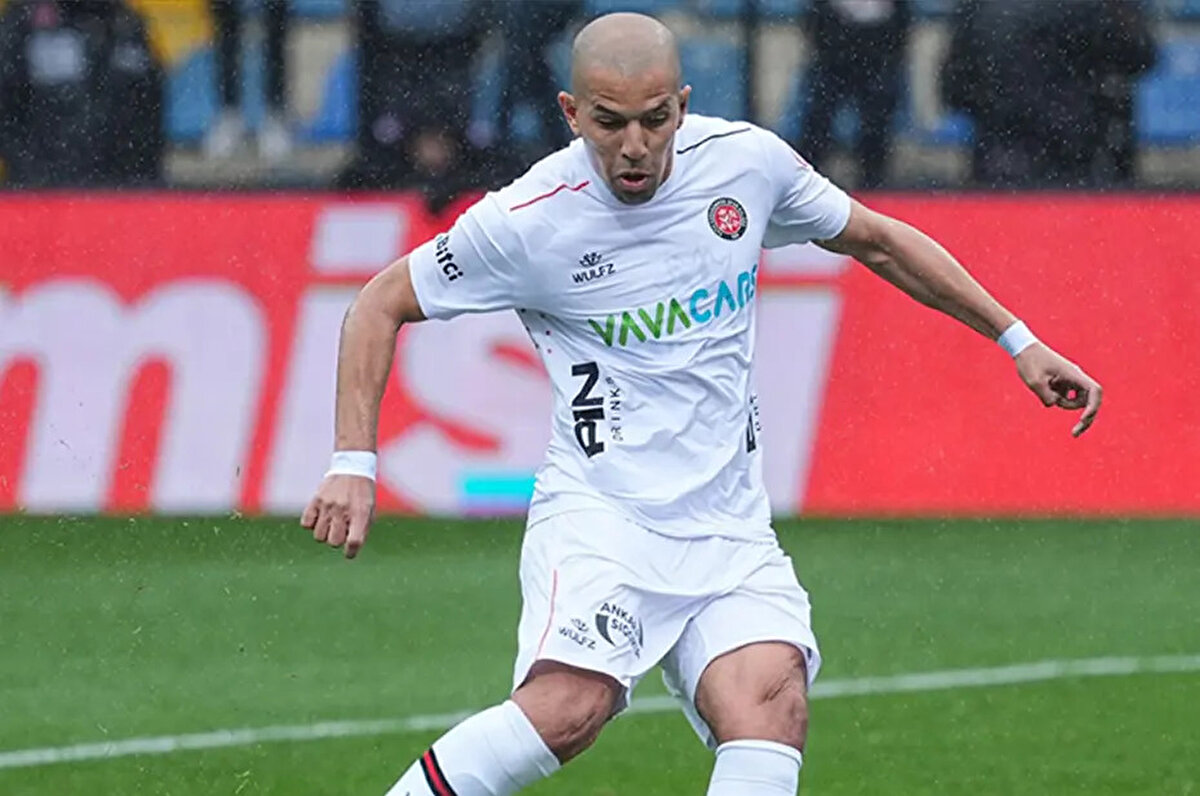 2017-2022 arası Galatasaray forması giyen Feghouli, 2023-2024'te ise Fatih Karagümrük'e transfer olmuştu.