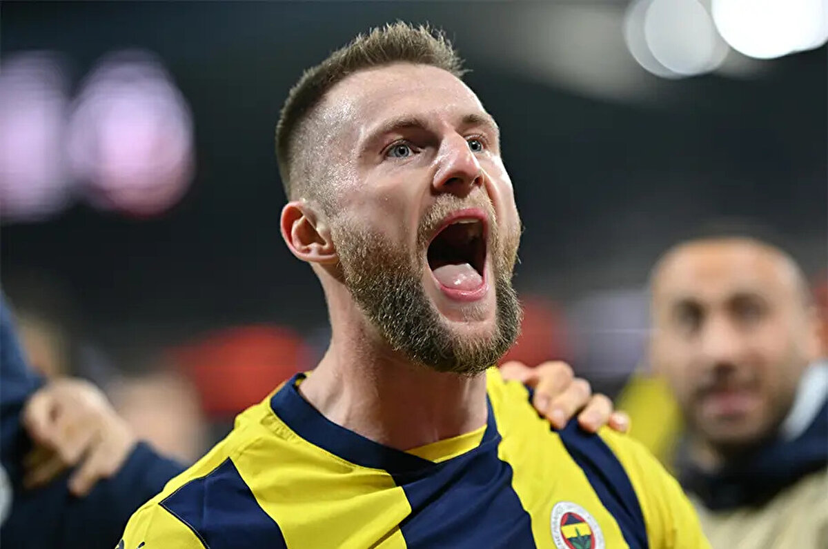 "Tekrardan aileme geri döndüğüm için çok ama çok mutluyum. Biz geçen sezonun sonundan beri kulüple kontak halindeydik, kolay bir süreç olmadı. Ben, Fenerbahçe’yle anlaşmıştım, bu anlaşmayı da temmuzun ilk haftası gerçekleştirmiştik. Ama kulüplerarası anlaşması diyaloglar ve anlaşmalar söz konusuydu. Bu süreç içerisinde Futbol Direktörümüz, Hocamız ve Sayın Başkanımız Ali Koç, harika bir iş çıkardı. Beni çok fazla istediler, yeniden Fenerbahçe’ye katılmam noktasında çok fazla istek ve arzu sergilediler. Beni Fenerbahçe’ye getirmek için çok çabaladılar, çok çalıştılar. Yeniden Fenerbahçe’ye, aileme döndüğüm için kendimi mutlu hissediyorum.<br>