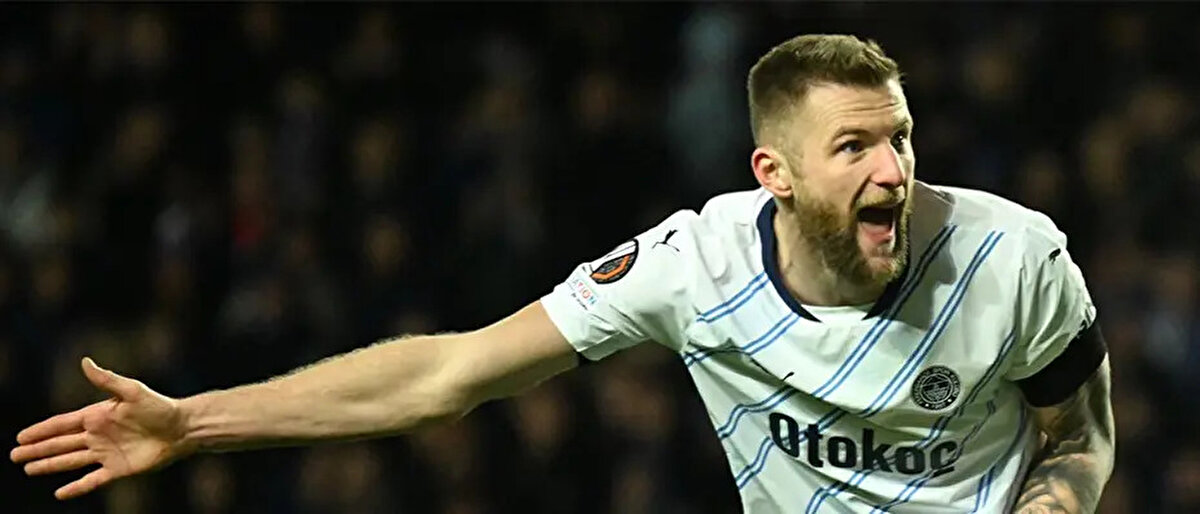 Her zaman olduğu gibi somut hedeflerimiz var, en uzağa ilerlemek istiyoruz. Tabii ki Avrupa’da da en iyi noktaya ulaşmak niyetindeyiz. Özet olarak Şampiyonlar Ligi’nde olmak istiyoruz. Birkaç gün içerisinde Feyenoord ile zor bir maçımız olacak. Ben Feyenoord’u iyi tanıyorum, yakın arkadaşlarımdan bir tanesi orada. Onları geçen sezon da takip etme fırsatım olmuştu. Feyenoord iyi ve güçlü bir takım. Güzel bir maç olacağını ve turu geçeceğimizi düşünüyorum. Çalışmalarımızı da bu şekilde sürdürüyoruz. Fenerbahçe her zaman zirvede olmayı hak eden bir takım. Süper Lig’de de zirvede olmak istiyoruz.<br>