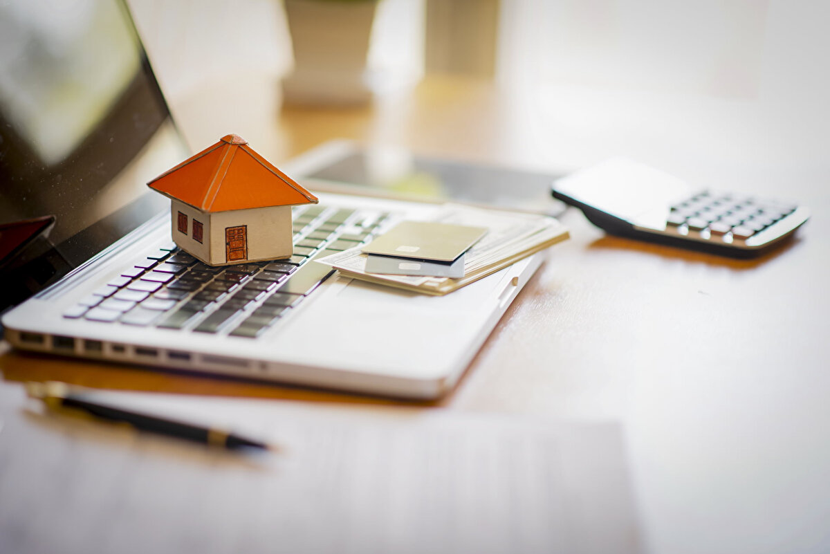 Gayrimenkul sertifikası nedir?<br><br>Gayrimenkul sertifikası, bir konut projesinin metrekare bazlı küçük paylara bölünerek yatırımcılara sunulmasıyla oluşturuluyor. Yatırımcılar, diledikleri miktarda sertifika alarak ister projeden gelir elde etme hakkına sahip oluyor, isterlerse yeterli sertifikayı biriktirerek doğrudan konut sahibi olabiliyor.