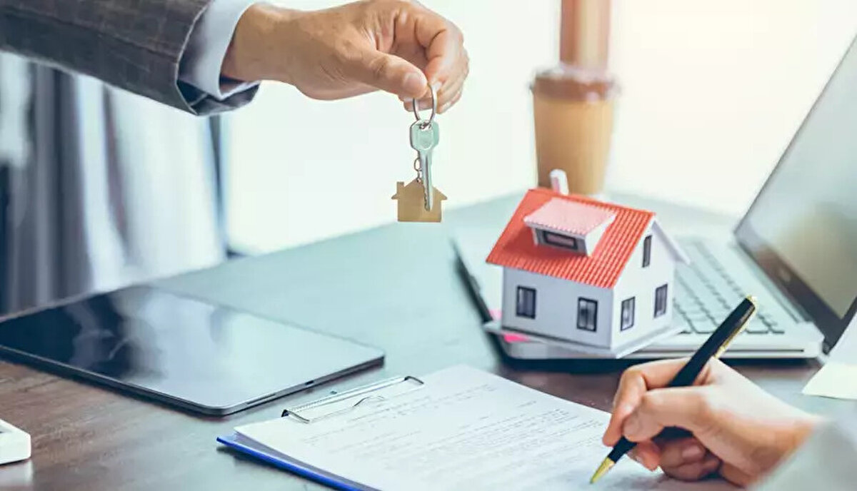 Borsadan ev almak mümkün mü? İşte gayrimenkul sertifikası hakkında merak edilenler<br><br>Türkiye’de konut fiyatlarının yükselmesiyle birlikte alternatif yatırım modelleri ön plana çıkmaya başladı. Bunlardan biri de gayrimenkul sertifikaları. TOKİ ve Emlak Konut güvencesiyle sunulan bu sistem, hem ev sahibi olmak isteyenlere hem de borsa üzerinden kazanç elde etmeyi amaçlayan yatırımcılara hitap ediyor.