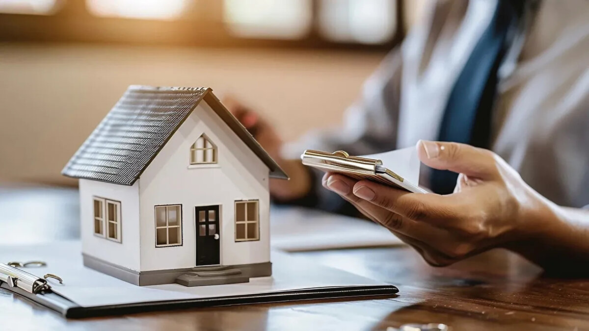 Finans uzmanlarından dikkat çeken değerlendirme<br>Finans analisti İslam Memiş’e göre gayrimenkul sertifikaları, sadece ev sahibi olmak isteyenler için değil, kısa ve uzun vadeli kazanç arayan yatırımcılar için de oldukça cazip. Memiş, bu sistemin gayrimenkul piyasasına erişimi kolaylaştırdığını ve aynı zamanda Türkiye ekonomisine katkı sağlayacağını belirtiyor.