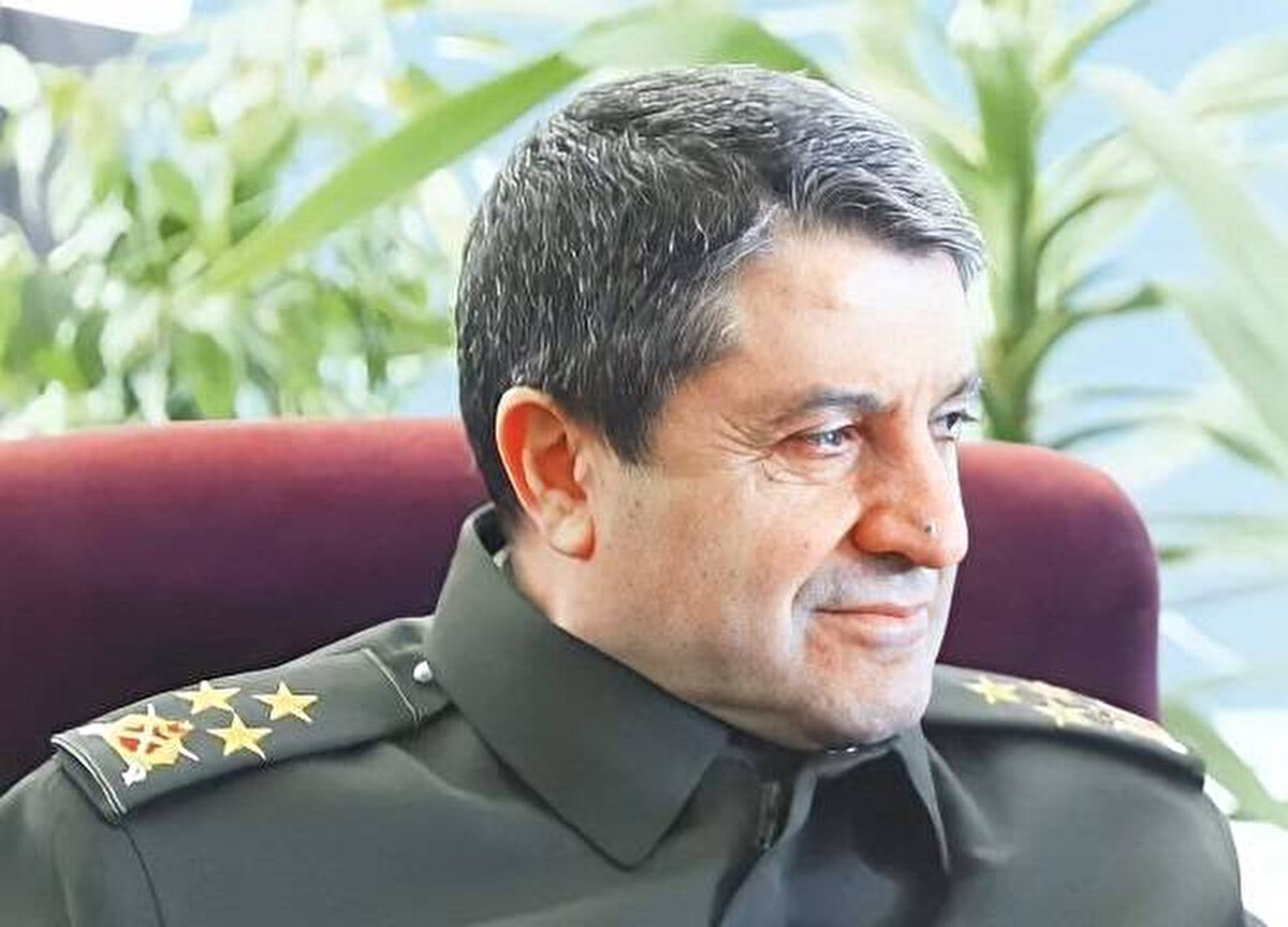 Komutanlık basamaklarını tek tek çıktı<br><br>1982-1991 yılları arasında muhabere birliklerinde takım ve bölük komutanlığı yaptı. 1993’te Kara Harp Akademisi’nden, 1997’de ise Silahlı Kuvvetler Akademisi’nden mezun olarak kurmay subay unvanı aldı. 2009 yılında Tuğgeneralliğe terfi etti ve 9’uncu Komando Tugayı Komutanlığı ile Kara Kuvvetleri Lojistik Komutanlığı Mühimmat Komutanlığı görevlerinde bulundu.<br>2013’te Tümgeneralliğe yükselen Bayraktaroğlu, Genelkurmay MEBS ve Siber Savunma Komutanlığı ile 3’üncü Ordu Kurmay Başkanlığı gibi stratejik görevlerde bulundu. 2016’da Korgeneral rütbesine terfi ettikten sonra Genelkurmay Personel Başkanlığı’nı üstlendi.<br><br>Genelkurmay II. Başkanı ve Kara Kuvvetleri Komutanı oldu<br><br>2020 yılında Genelkurmay II. Başkanlığı görevine getirilen Selçuk Bayraktaroğlu, 2021 YAŞ kararlarıyla Orgeneral rütbesine terfi etti. 3 Ağustos 2023 tarihinde yayımlanan Cumhurbaşkanlığı Kararnamesi ile Kara Kuvvetleri Komutanlığı görevine atandı.