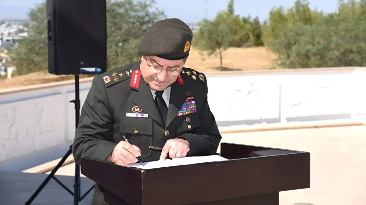 2025 YAŞ kararlarıyla Genelkurmay Başkanı oldu<br><br>2025 Yüksek Askerî Şûra toplantısında alınan karar doğrultusunda, TSK'nın komuta kademesinde önemli bir değişiklik yaşandı ve Orgeneral Selçuk Bayraktaroğlu Genelkurmay Başkanı olarak atandı.<br><br>Ailesi ve özel yaşamı<br><br>Selçuk Bayraktaroğlu, Hürriyet Bayraktaroğlu ile evlidir ve iki çocuk babasıdır.