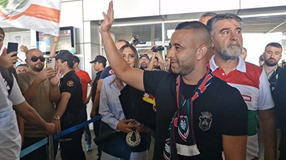Diyarbakırlı taraftarlar, Dia Saba'yı havalimanında karşıladı. İsrailli futbolcu, gösterilen ilgiden dolayı çok mutlu olduğunu söyledi.<br>