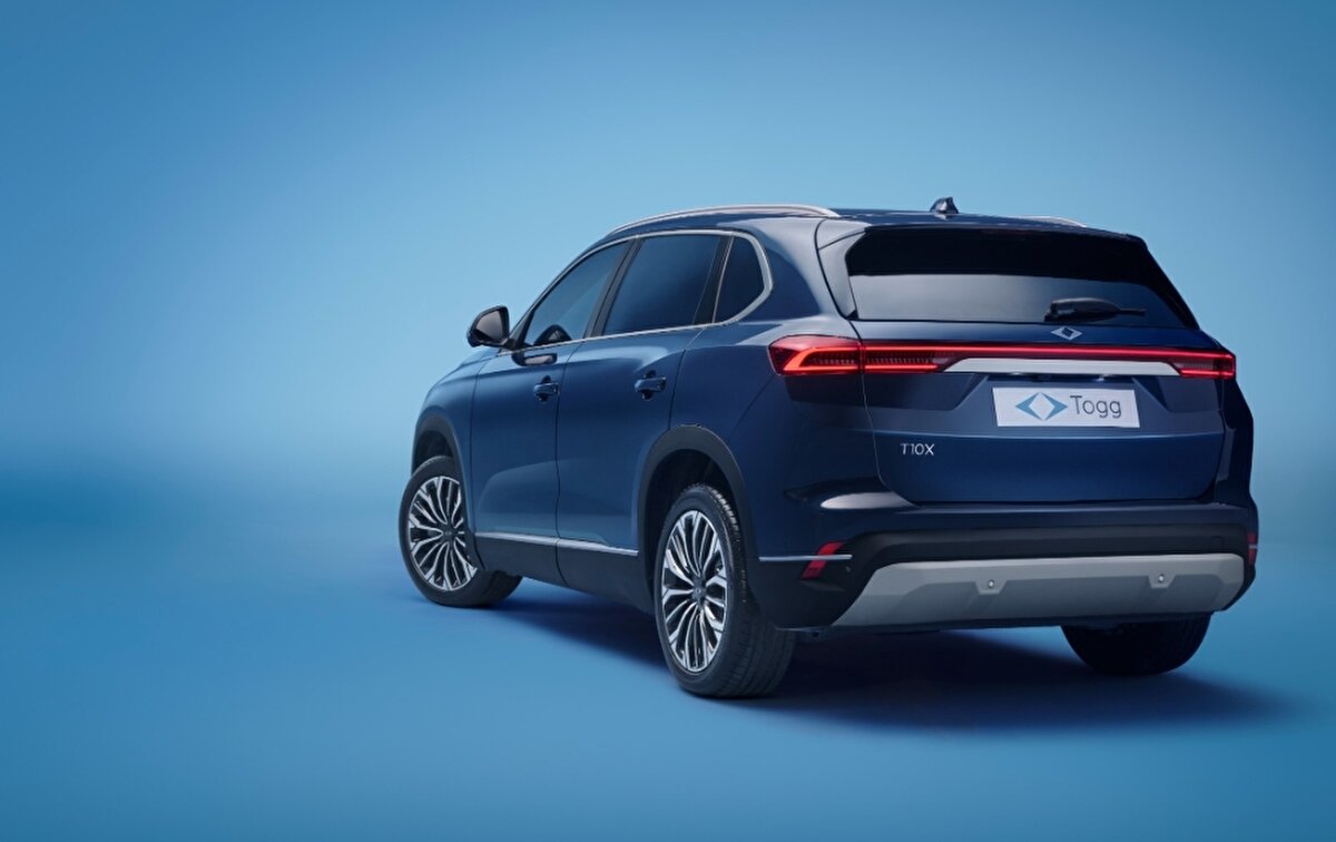 TOGG FİYAT LİSTESİ GÜNCELLENDİ<br><br><br>Togg’un satışta sunduğu modeller, yüzde 25'lik Özel Tüketim Vergisi dilimine girdi.<br><br><br><br>Togg, uzun bir aradan sonra fiyatlarında artışa gitti. Yeni listeye göre fiyatlar 1 milyon 862 bin liradan başlayarak, donanım tercihine göre 2 milyon 363 bin liraya kadar yükseliyor. Opsiyonel paketlerin eklenmesiyle birlikte bu rakamlar daha da yukarı çıkabiliyor. 