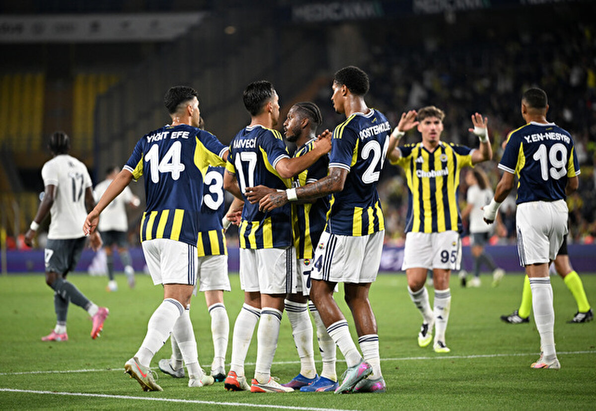 Feyenoord Fenerbahçe maçı saat kaçta nerede oynanacak?<br><br><br><br>De Kuip Stadı'nda oynanacak müsabaka TSİ 22.00'de başlayacak. İsveç Futbol Federasyonundan Glenn Nyberg'in yöneteceği 90 dakikada aynı ülkeden Mahbod Beigi ve Andreas Söderkvist yardımcı hakem olarak görev yapacak.