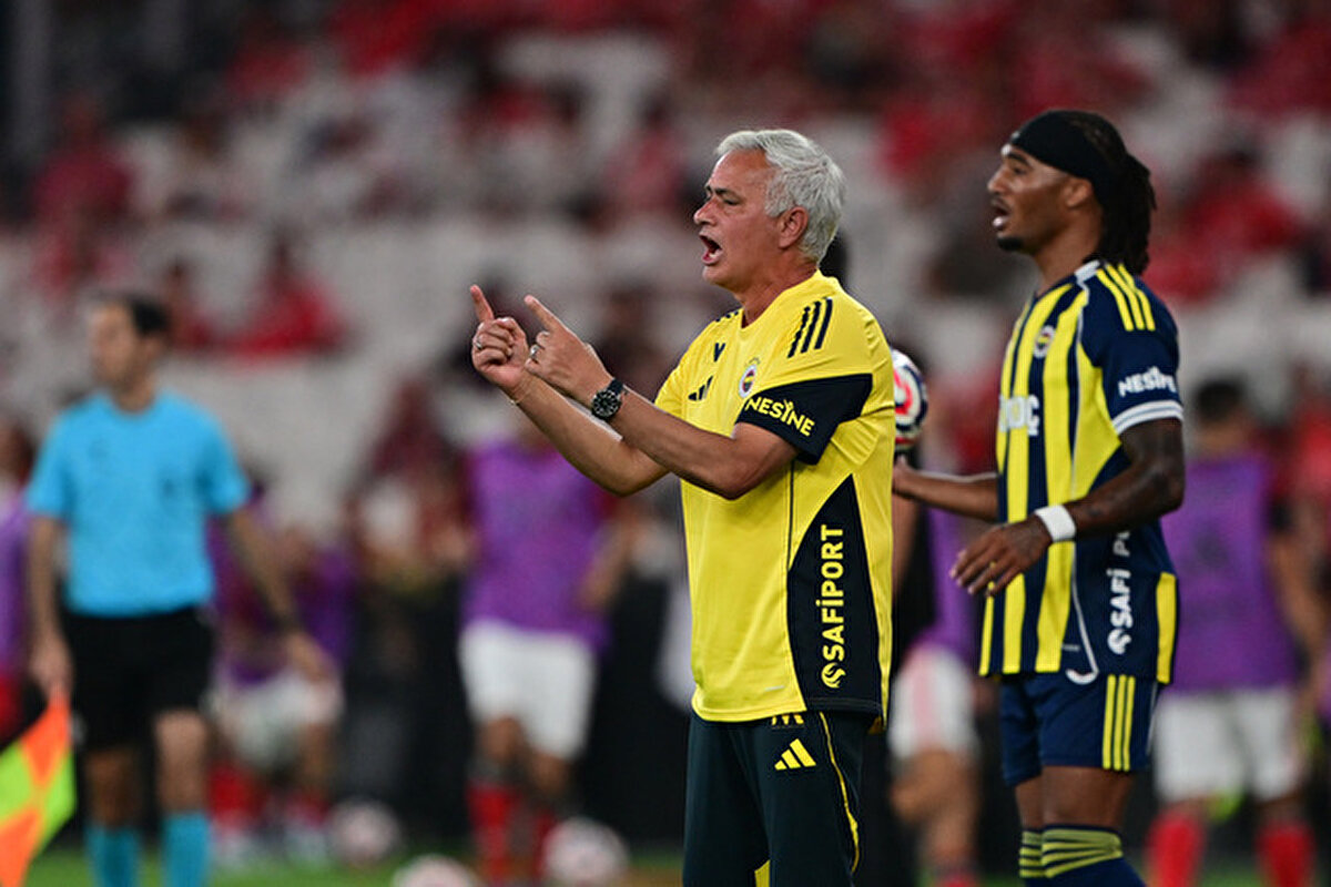 Feyenoord Fenerbahçe maçı ne zaman?<br><br><br><br>Fenerbahçe'nin Şampiyonlar Ligi macerası başlıyor... Sarı-lacivertliler, Devler Ligi 3. eleme turu ilk maçında 6 Ağustos Çarşamba günü Hollanda'da Feyenoord'a konuk olacak.<br>