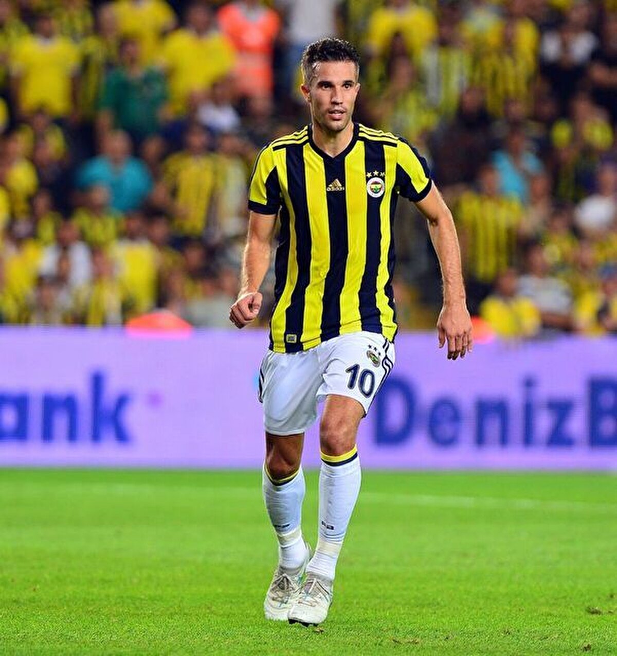 2015-2018 yıllarında Fenerbahçe'de oynayan, ardından da Feyenoord forması giyip futbol hayatını noktalayan Robin van Persie, geçen sezonun ikinci yarısında takımın başına geçmişti.
