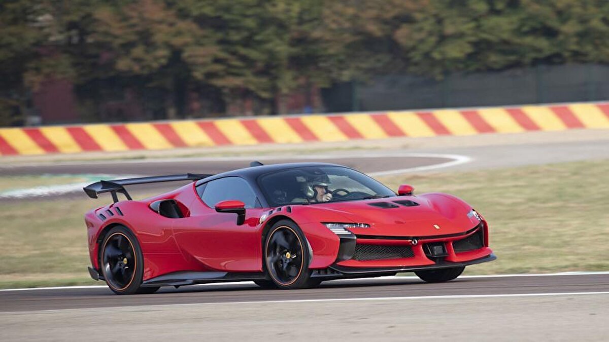 Ferrari SF90 Stradale<br><br> Beygir Gücü: 986 HP (hibrit)<br><br> Azami Hız: 340 km/s<br><br> 0-100 km/s: 2.5 saniye<br><br> Fiyat: 625.000 $<br> <br> 📌 Ferrari’nin hibrit teknolojisindeki amiral gemisi.