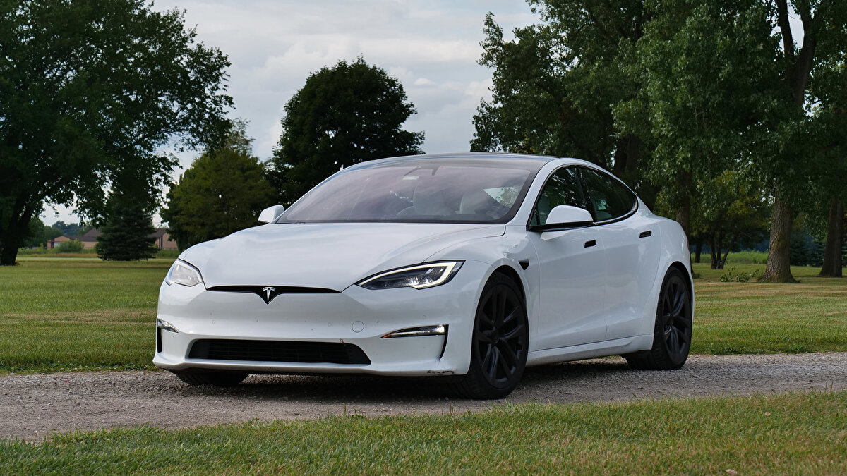 Tesla Model S Plaid<br><br> Beygir Gücü: 1.020 HP<br><br> Azami Hız: 322 km/s<br><br> 0-100 km/s: 1.99 saniye<br><br> Fiyat: 135.000 $<br> <br> 📌 Elektrikli sedan kategorisinde hız rekorlarını altüst eden Tesla.