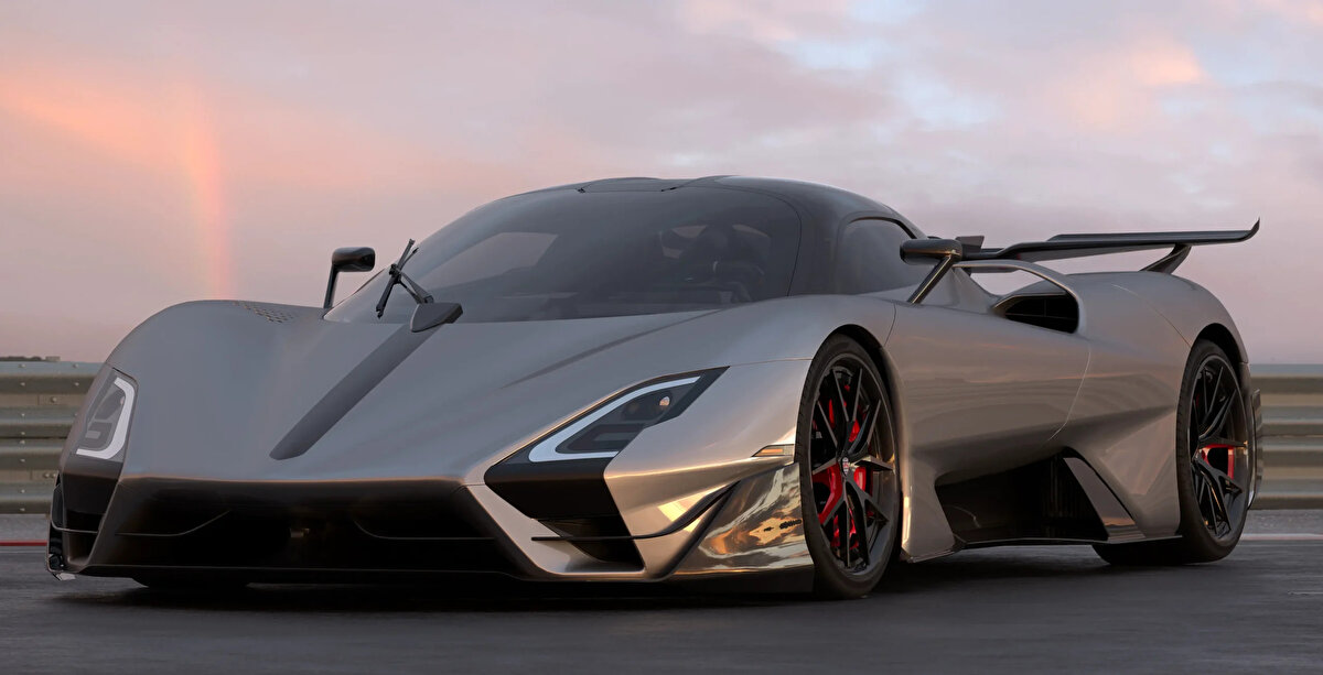 SSC Tuatara<br><br> Beygir Gücü: 1.750 HP<br><br> Azami Hız: 475 km/s<br><br> 0-100 km/s: 2.5 saniye<br><br> Fiyat: 2 milyon dolar<br> <br> 📌 Tartışmalı hız rekoruyla gündem olan SSC, listede yer almayı başarıyor.