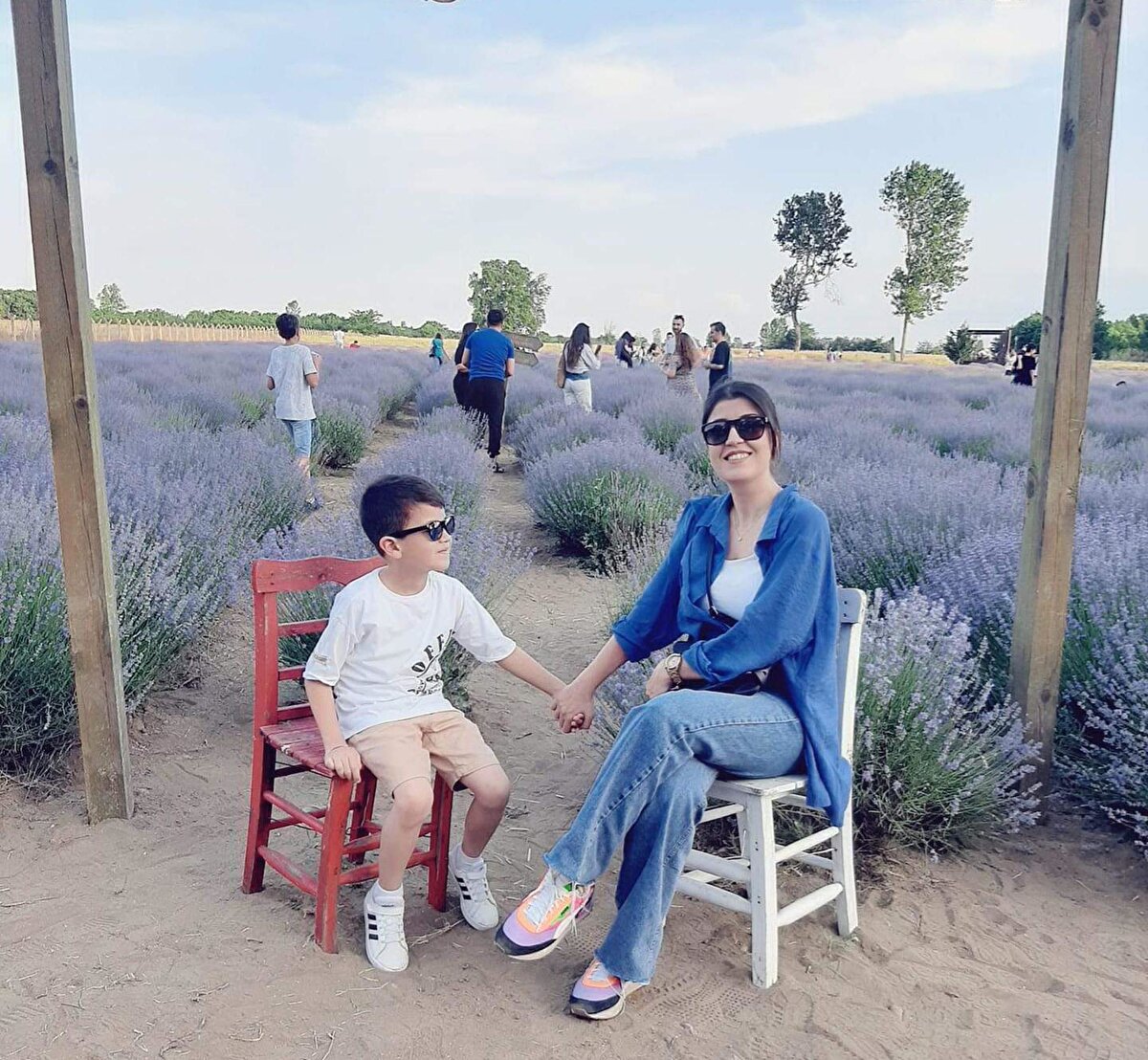 Edirne'de çeşitli meslek dallarında çalışan Ömer Gökhan Alacı, çağrı merkezinde çalışan eşi Didem Örs Alacı ile maddi sorunlar nedeniyle sık sık tartışıyordu. İddiaya göre, baba Alacı, maddi sorunlar nedeniyle sahip oldukları dairelerini satıp, ailesiyle Cumhuriyet Mahallesi 3043'üncü Sokak üzerindeki kiralık bir eve taşındı. Bu yüzden aile arasında tartışmalar gittikçe büyüdü. Evde çıkan tartışmada, Ömer Gökhan Alacı, önce eşini ardından da oğlu Doruk Kaan Alacı'yı boğdu. Dün sabah saatlerinde Meliha Örs, kızını akşam yemeğine davet etmek için telefonla aradı ancak ulaşamadı. Bunun üzerine damadını arayan Örs., kızını akşam yemeğe davet etmek için aradığını ancak ulaşamadığını belirterek, onunla konuşmak istediğini söyledi.