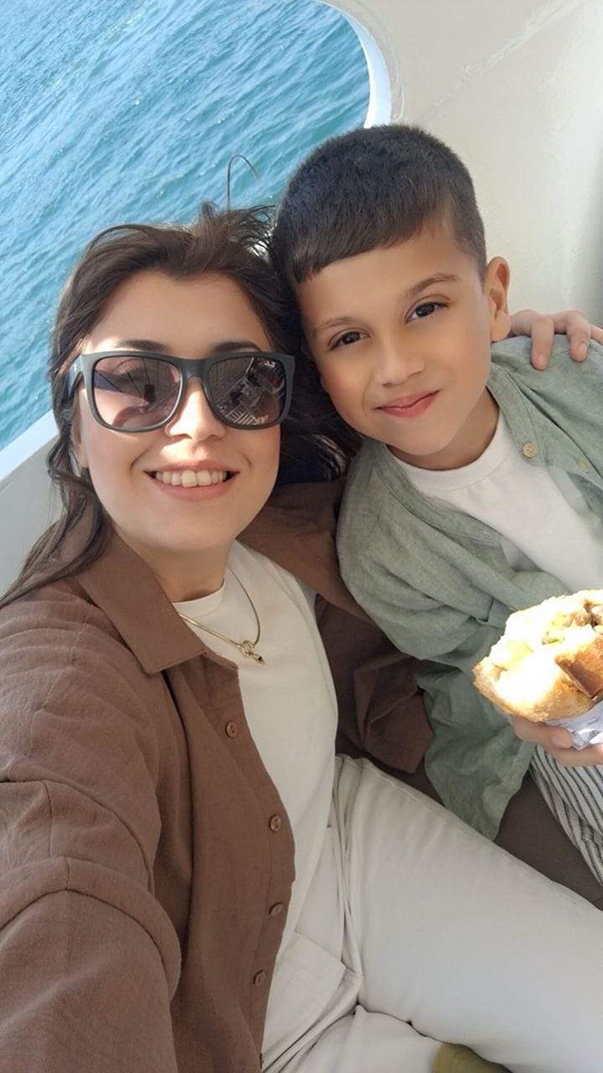 Eşi ve çocuğunun uyuduğunu söyleyen Alacı, telefonu kapattı. Kızlarına ulaşamayan aile, durumu 112 Acil Servisi'ne bildirmesi üzerine eve polis, sağlık ve itfaiye ekipleri sevk edildi. Ekipler girdikleri evde Didem Örs Alacı ile oğlu Doruk Kaan Alacı'nın cansız bedeni ile bileklerinde bıçakla kesik izleri bulunan Ömer Gökhan Alacı'yı yaralı halde buldu. Alacı, Trakya Üniversitesi Tıp Fakültesi Hastanesi'ne kaldırılarak tedavi altına alındı.